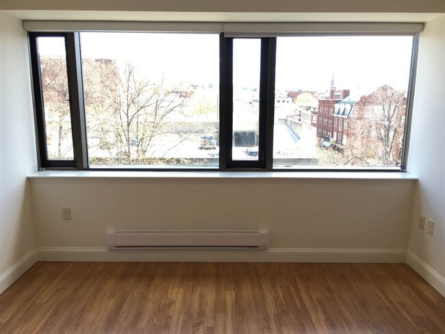 Building Photo - 875 Elm St