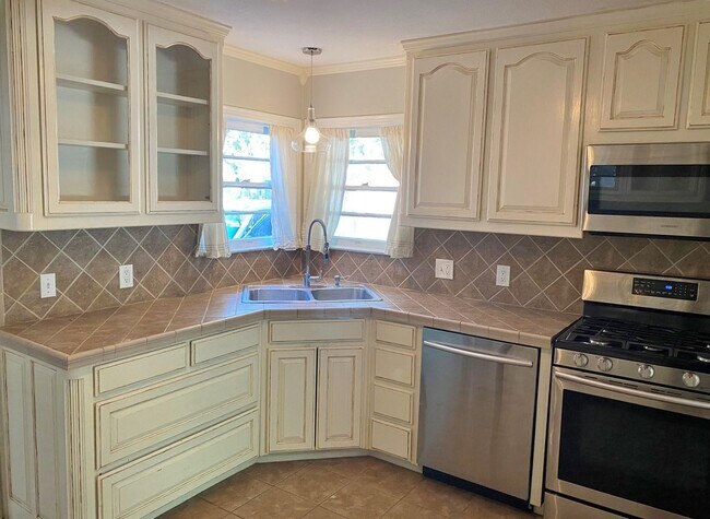 Building Photo - 3 BED/2BATH BUNGALOW IN ARLINGTON HEIGHTS!