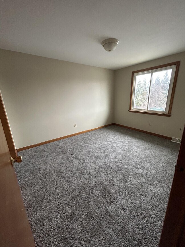 Building Photo - 34 Oakridge Dr