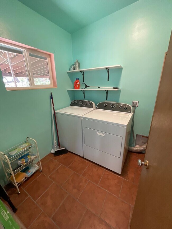 Building Photo - Eastside home with privacy on cul-de-sac