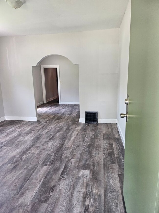 Building Photo - Remolded 2 Bed/1 Bath