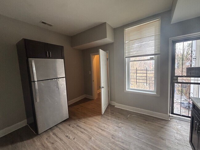 Building Photo - 3 Bedroom 2 Bathroom Townhome Available in 21216