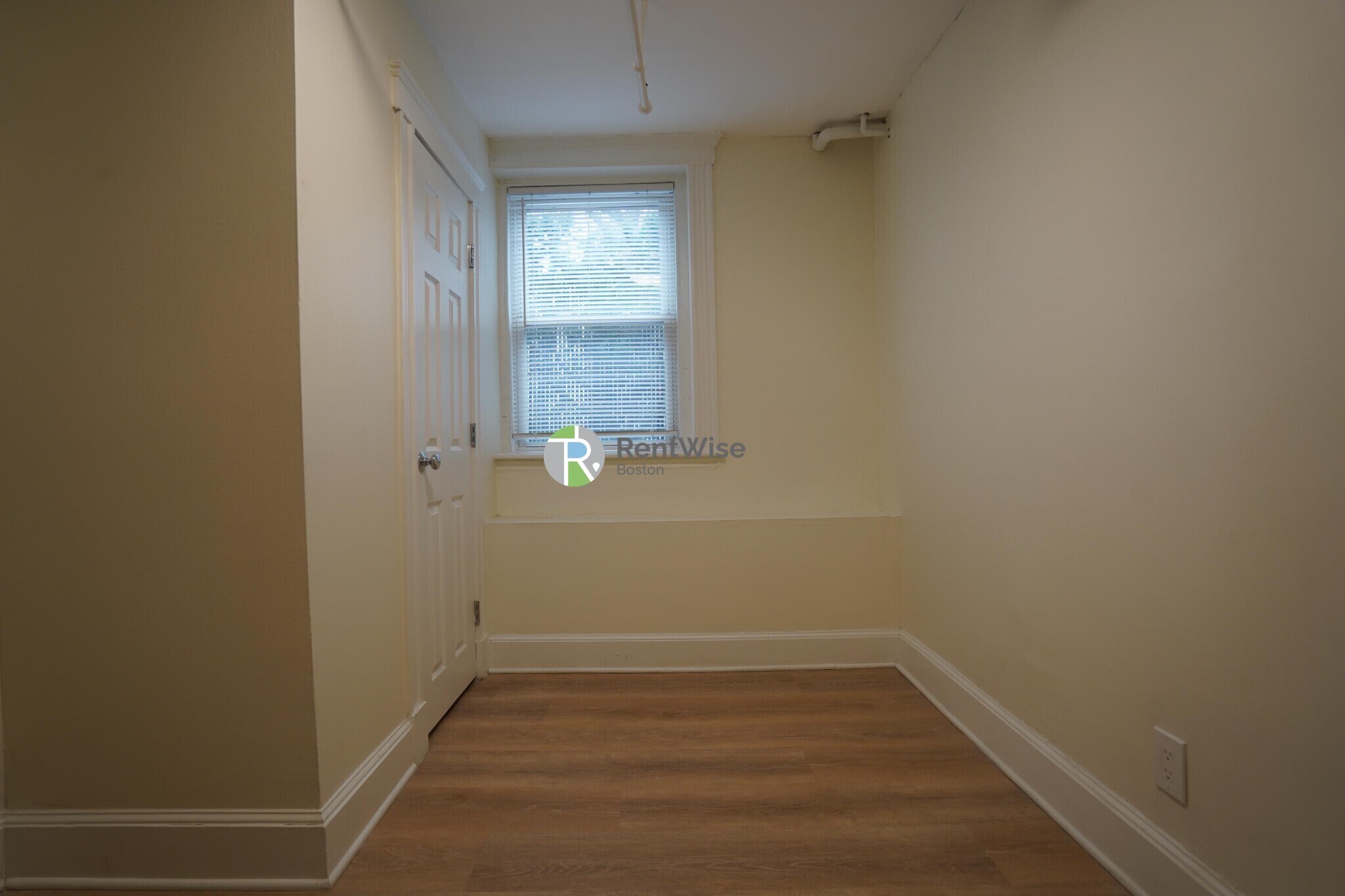 Building Photo - 6 Camelot Ct