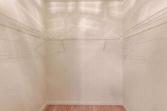 Building Photo - Great 1st Floor 2 Bed Condo