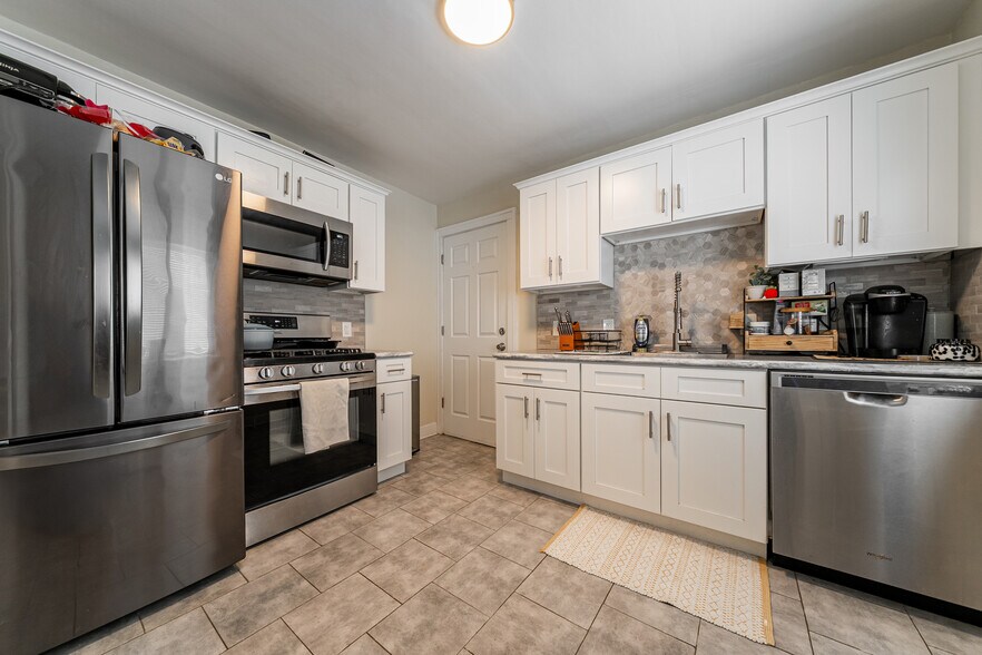 Building Photo - 2167 Carabel Ave