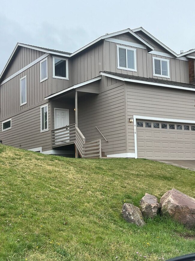 Building Photo - Reindeer Ave. Duplex
