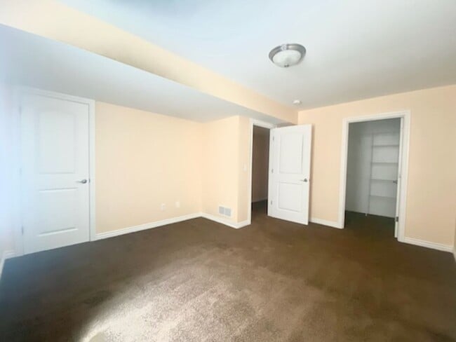 Building Photo - 5 bed / 3.5 bath Ranch House