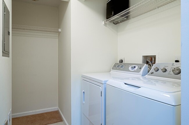 Building Photo - 5205 Myrtlewood Cir E