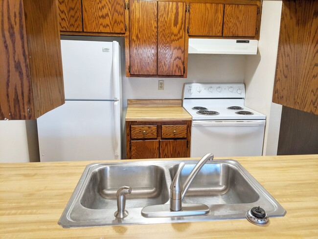 Building Photo - 1 Bedroom Apartment in Lonsdale