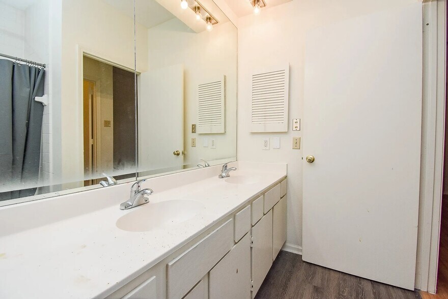 Building Photo - 2211 S Braeswood Blvd