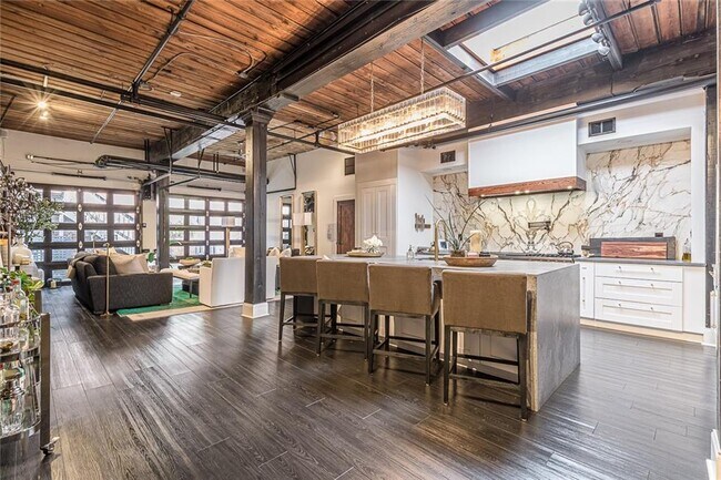 Building Photo - 320 Peters St SW