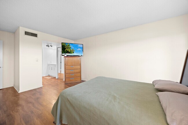 Building Photo - 10777 W Sample Rd