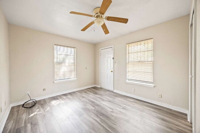 Building Photo - Confortable 2 bedroom 1 bath