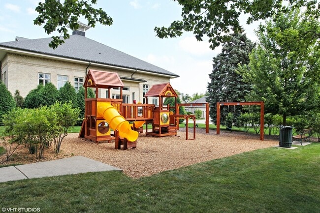 Building Photo - 800 Deroo Lp