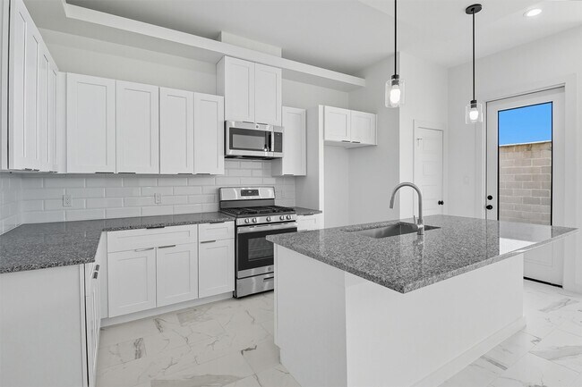 Building Photo - 2923 El Fenice Ln