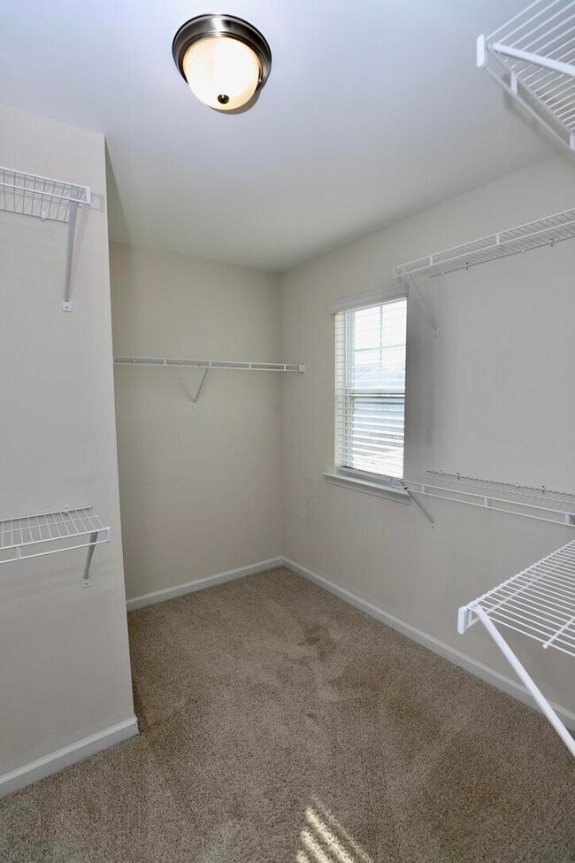 Building Photo - 2943 Old Field Rd