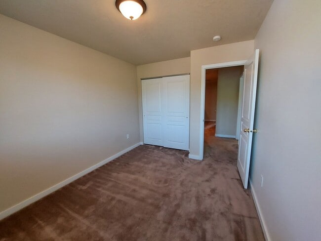 Building Photo - 3 bedroom 2 bath home with attached garage