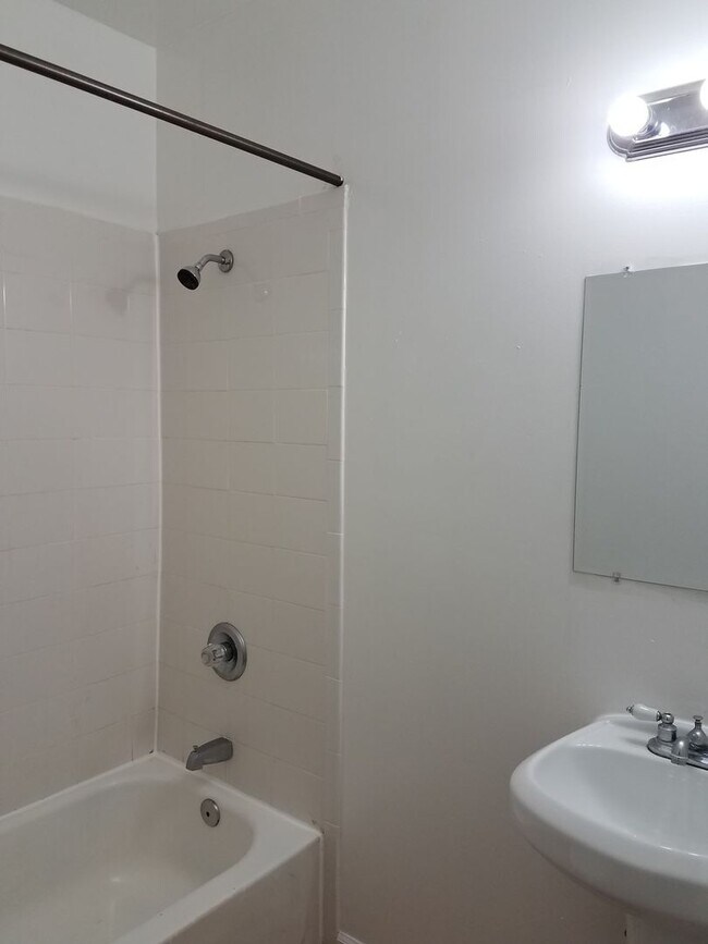 Building Photo - 4 bedroom 2 bath unit within minutes of Ol...
