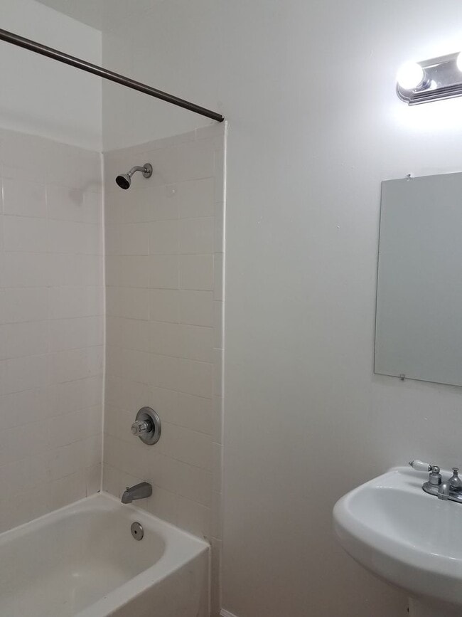 Building Photo - 4 bedroom 2 bath unit within minutes of Old Dominion University