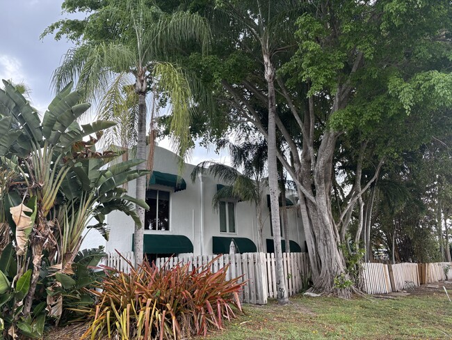 Building Photo - 690 SE 23rd Ave
