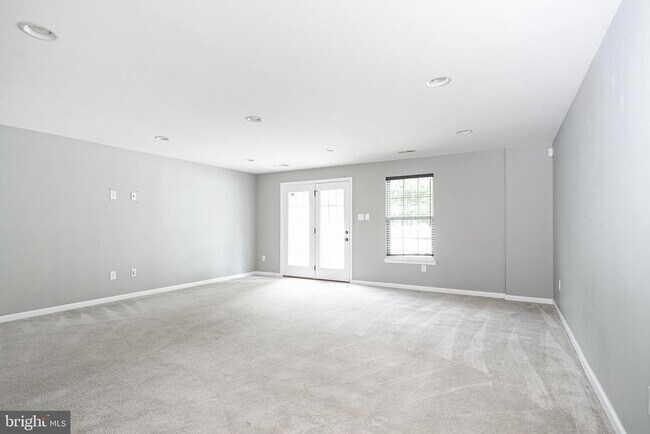 Building Photo - 1048 Regency Pl