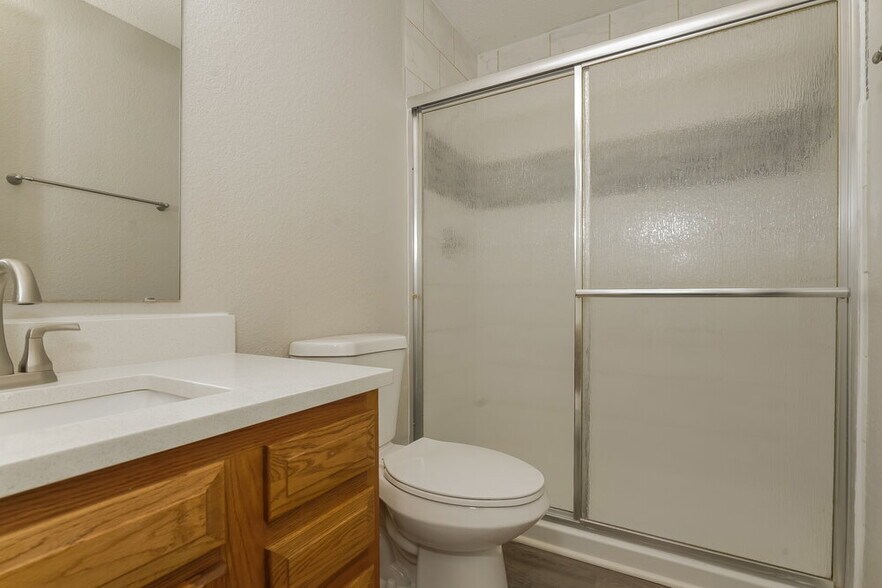 Building Photo - 4038 Knollwood Ave