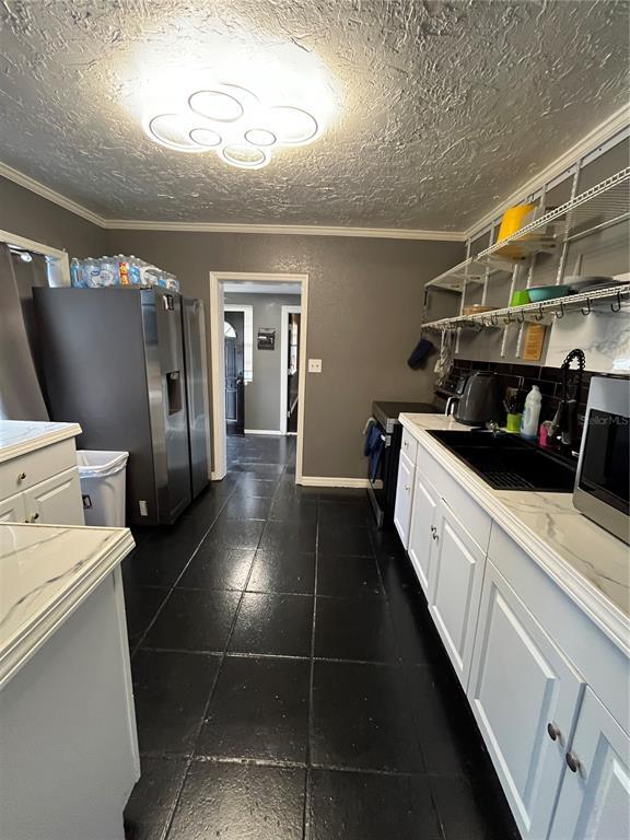 Building Photo - 918 W 11th St