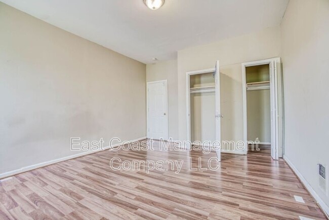 Building Photo - 402 E Lorraine Ave