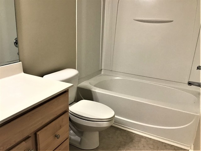 Building Photo - 402 River Summit Dr