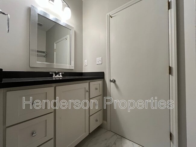 Building Photo - 501 Fenton Pl