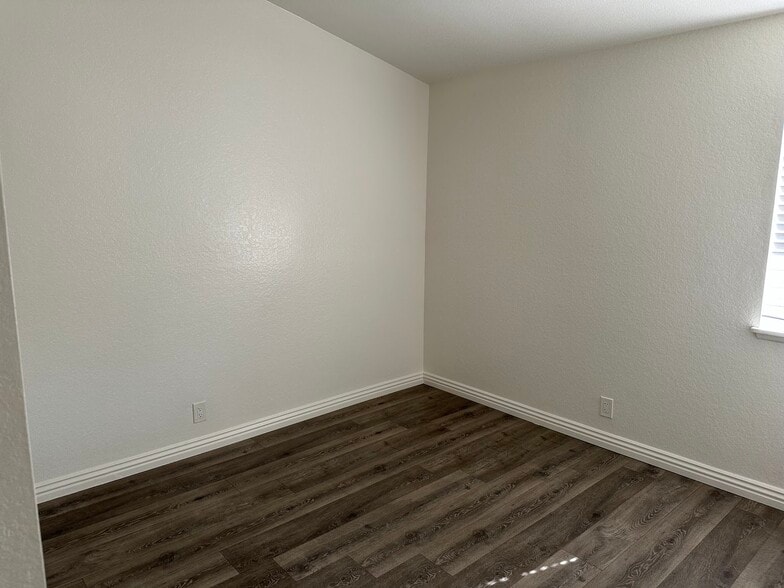 Building Photo - 9742 Willow Wood Dr