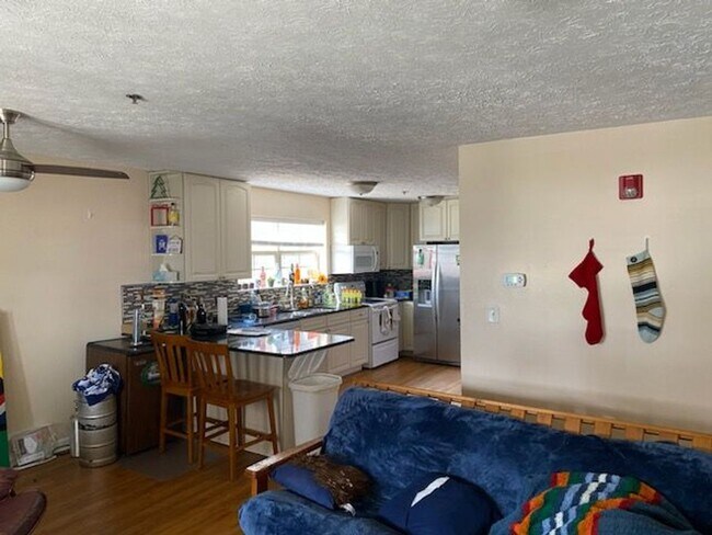 Building Photo - Renaissance II Condominiums: Available Fal...