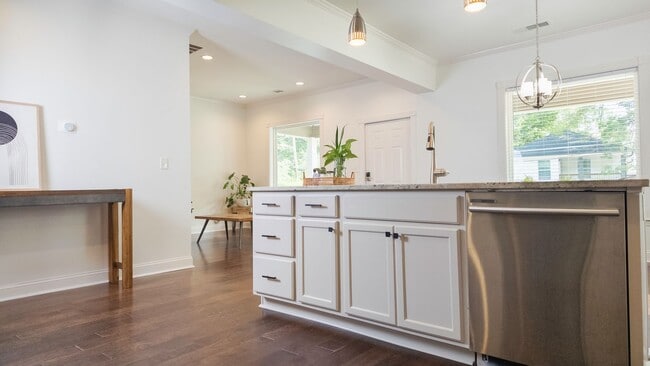Building Photo - Spacious 4/3.5 w/ Master on Main and Fully...