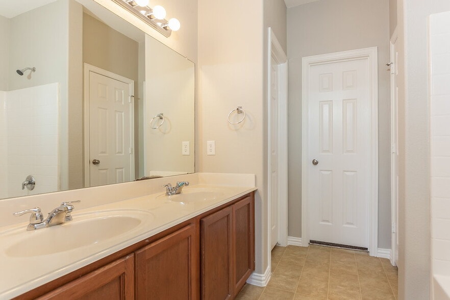 Building Photo - 609 Cove Ct