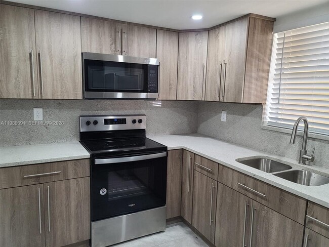 Building Photo - 9373 Fontainebleau Blvd