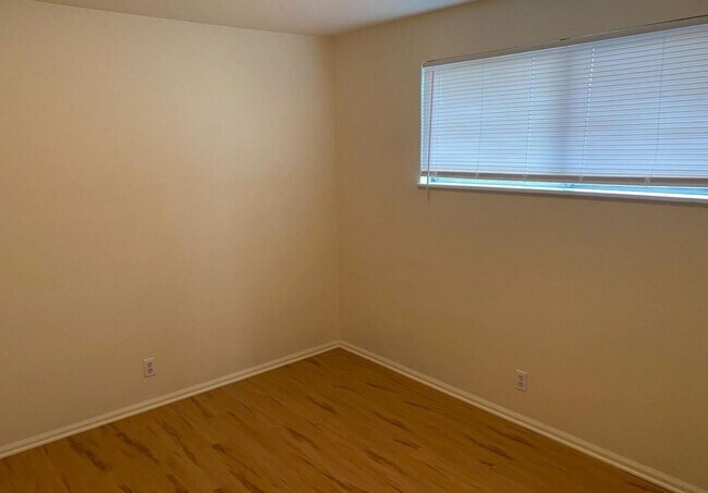 Building Photo - Smithoak Duplex