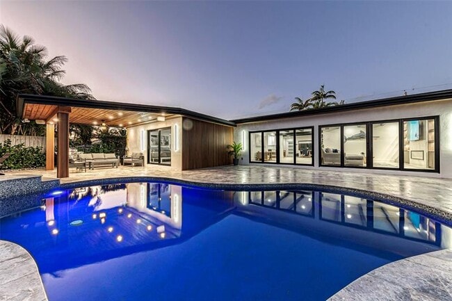 Building Photo - 160 SE 3rd Ct