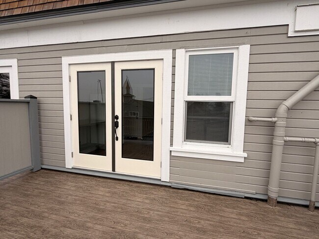 Building Photo - 3356/3372/3376 Franklin Ave.