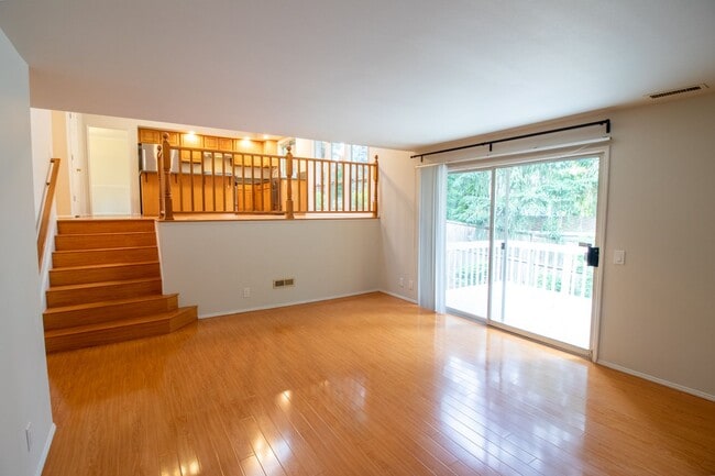 Building Photo - 4bd/2.75ba Sammamish Home