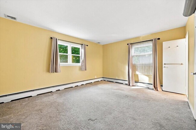 Building Photo - 840 Delmont Dr