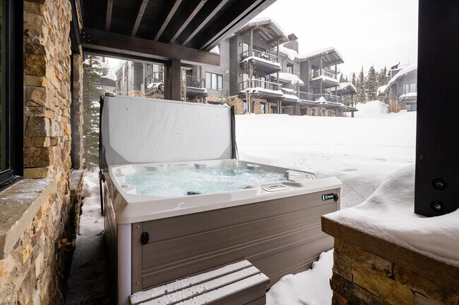 Building Photo - 5 Wildwood Rd W