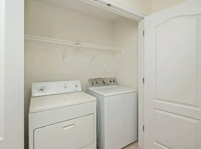 Building Photo - 4 bedroom 2.5 bathroom