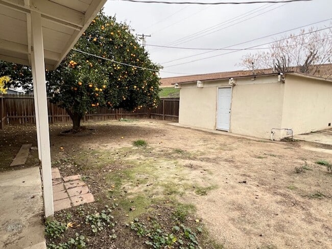 Building Photo - 22 Candy St