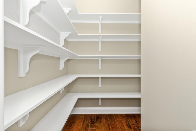 Building Photo - 1592 Buckingham Ave