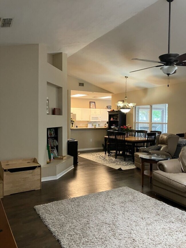 Building Photo - 4BR/2BA in Sorrento with large, fenced-in ...