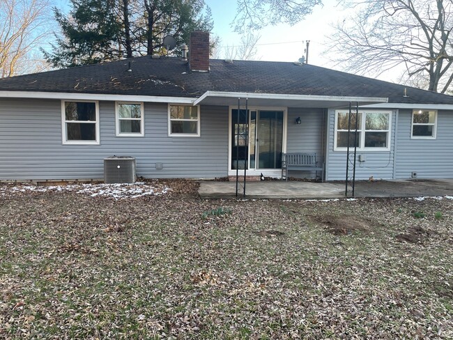 Building Photo - 3 Bed 1.5 Bath 1 Car Garage