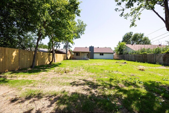 Building Photo - Beautifully remodeled single story home --3 bedrooms, 2 Full baths, and large Covered Patio with ...