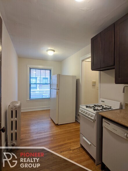Building Photo - 534 W Cornelia Ave