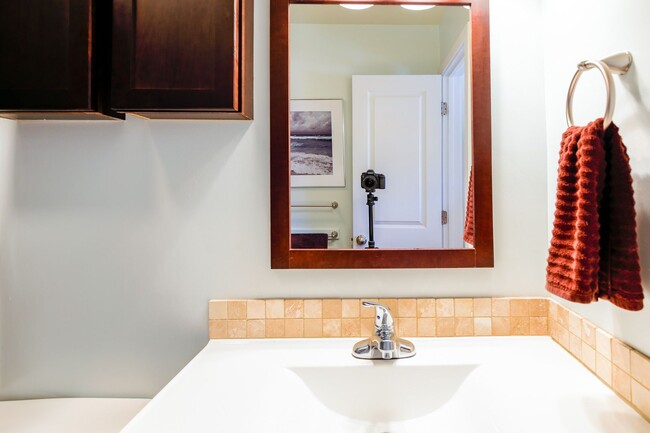 Building Photo - Stylish Condo in Hill East - Parking Space...