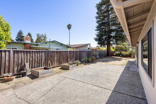 Building Photo - 1256 Rosewood Way